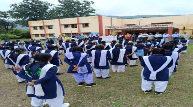 स्कूलों में पहुंचकर नगर पालिका की टीम बच्चों को दे रही व्यक्तिगत एवं सार्वजनिक स्वच्छता की जानकारी 14 kyan
