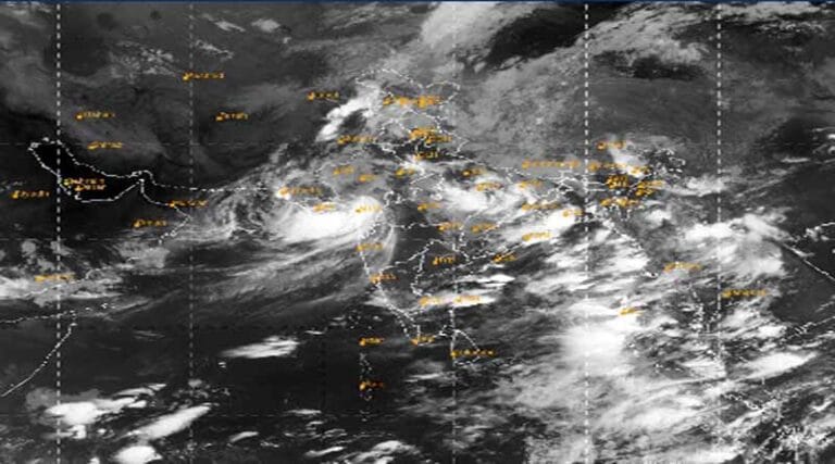 48 घंटों में फिर बदलेगा मौसम, शुरू होगा तेज वर्षा का दौर, आज 29 जिलों में बारिश-वज्रपात की चेतावनी 10 mousam