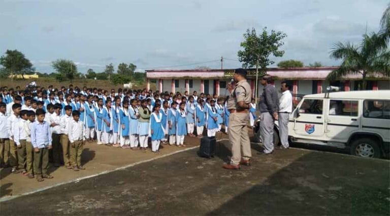 थाना सांईखेड़ा पुलिस द्वारा स्कूली छात्राओं को नवीन कानून एवं महिला सुरक्षा संबंधी के संबंध में जागरुक किया 34 sai