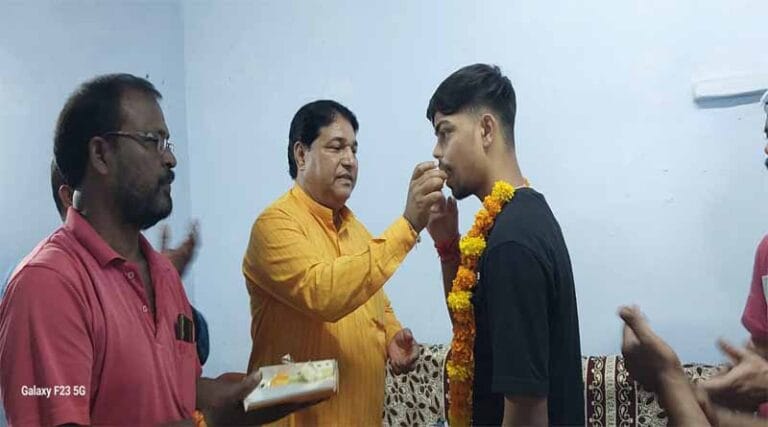 एमबीबीएस में चयन पर नपाध्यक्ष ने किया यश जोठे का सम्मान 1 smman