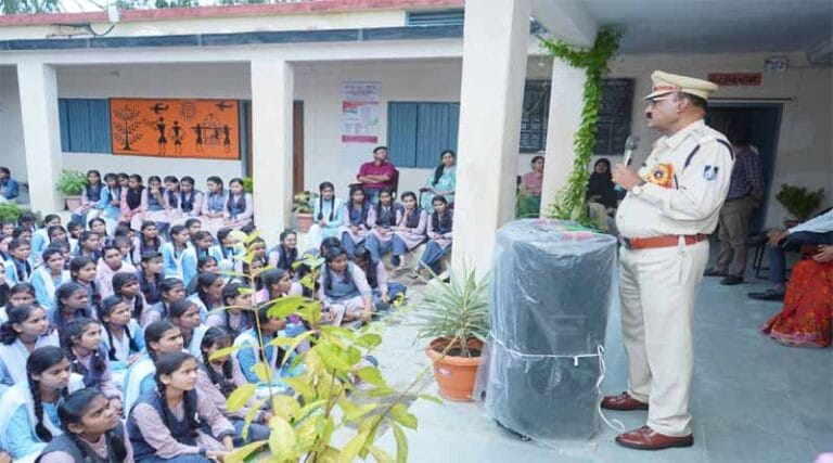 मां-बाप बच्चों के प्रति सजग रहें मानव दुर्व्यापार निषेध दिवस पर बच्चों और पालकों को दी समझाइश 5 sp