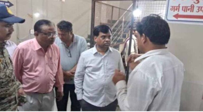 जिला अस्पताल में व्यवस्थाएं भगवान भरोसे,कलेक्टर ने किया औचक निरिक्षण, मिली कई खामियां, लगाई फटकार 3 sury