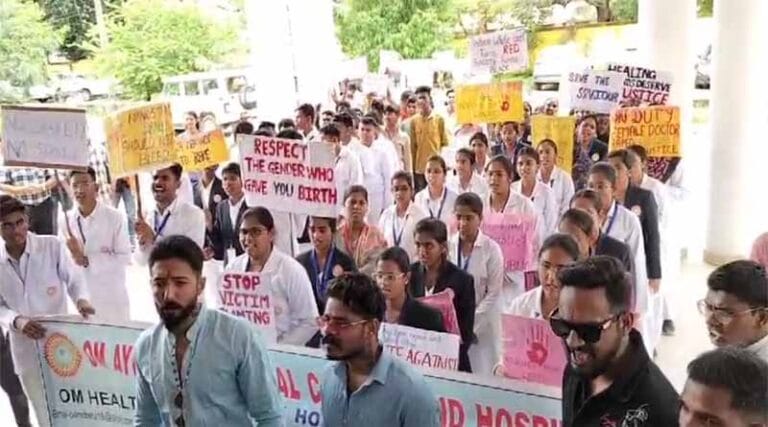 बंगाल रेप केस के आरोपियों को फांसी देने की मांग जामठी के उप सरपंच तथागत मिश्रा के नेतृत्व में सैकड़ों नर्सिंग विद्यार्थियों ने किया प्रदर्शन 3 tatha
