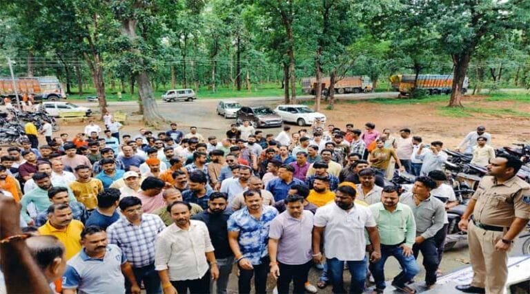 हिन्दू संगठन के लोगो ने दूराचारियों को पकड़ने लव जिहाद,धर्म परिवर्तन करने का दबाव बनाने वालो पर कार्यवाही की मांग 21 thana