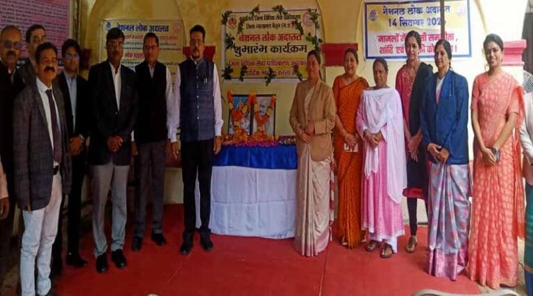 नेशनल लोक अदालत का सफल आयोजन- नाबालिग बेटे ने माँ के खिलाफ किया था चालीस लाख का दावा, संपत्ति विवाद में समझाइश पैर छुए और विवाद ख़त्म 17 1