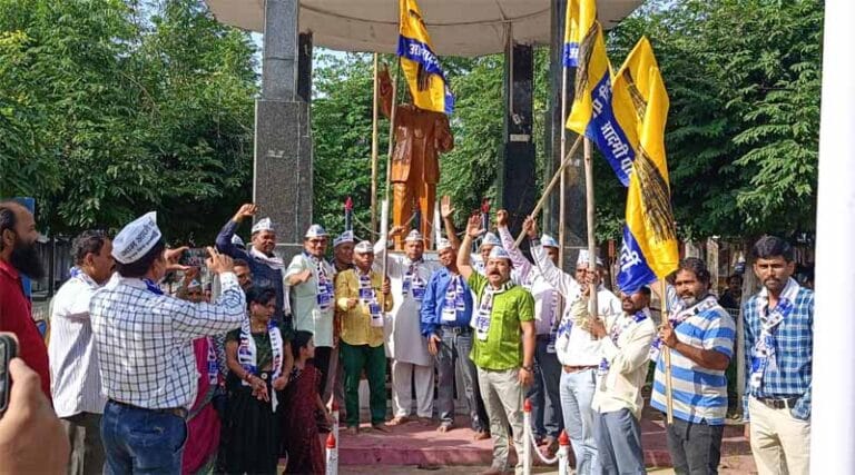 केजरीवाल की जमानत पर मिठाई बाँट मनाया जश्न 22 aap