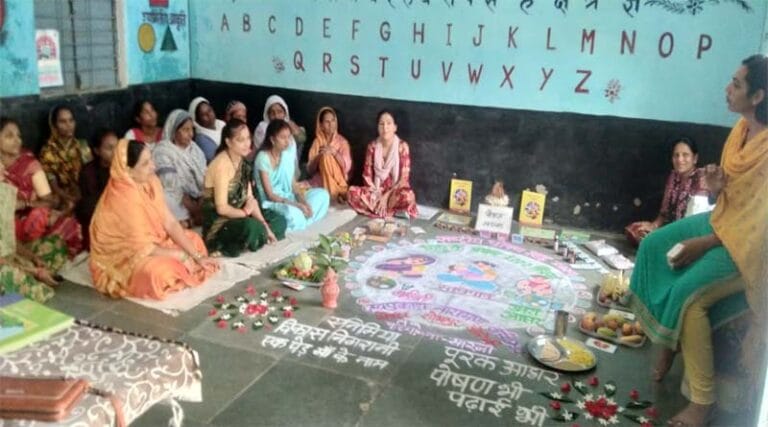 राष्ट्रीय पोषण माह का आयोजन, योजनाओं को दी जानकारी 1 anganwadi