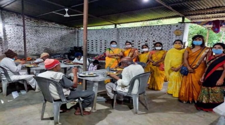 पितृपक्ष पर राष्ट्रीय युवा हिंदू वाहिनी महिला संगठन की बहनों ने ग्रामीणों को कराया भोजन 1 bori