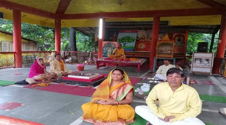 पितरों के लिए कर रहे तर्पण 15 gayatri