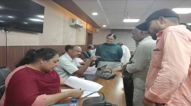 संयुक्त कलेक्टर ने 72 आवेदनों पर की जनसुनवाई 11 jan