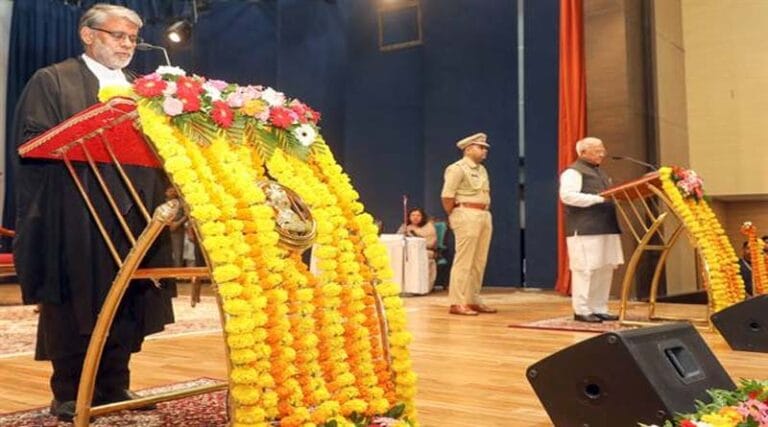 राज्यपाल श्री पटेल ने मुख्य न्यायाधिपति को शपथ दिलाई प्रदेश के 28वें मुख्य न्यायाधिपति बने न्यायमूर्ति श्री कैत 9 juj