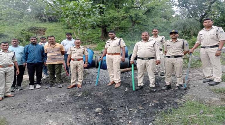 40 ड्रमो में भरा महुआ लाहन करीबन 8000 किलो. अनुमानित कीमत 2,50,000 को किया गया नष्ट 19 mahua