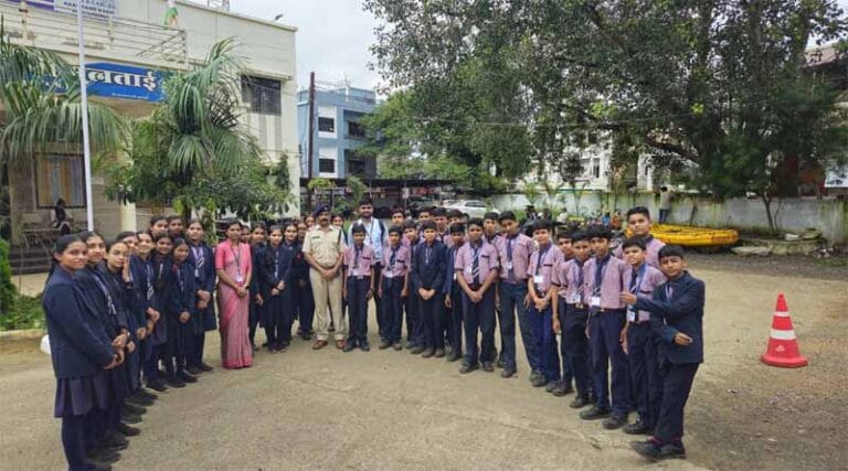 ड्रीम्स प्ले स्कूल मुलताई के बच्चे पहुंचे थाना, जाना कैसे होती है पुलिसिंग 8 multai