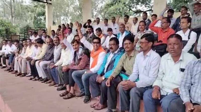 सचिव संघ ने सामूहिक अवकाश के लिए जनपद सीओ को सौपा ज्ञापन 29 panchayt