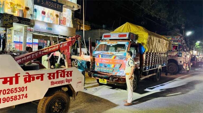अव्यवस्थित वाहनों को क्रेन से हटाने की कार्रवाई -नो एंट्री में डम्पर घुसने पर ₹5000 का जुर्माना भी लगाया 4 rto