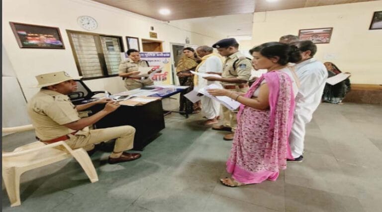 पुलिस अधीक्षक द्वारा जनसुनवाई के माध्यम से दो दर्जन से अधिक शिकायतों का किया गया त्वरित निराकरण 15 sp