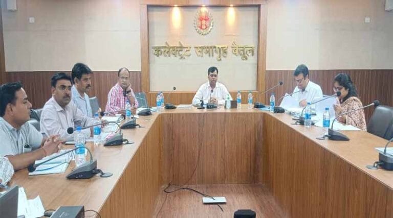 शासकीय योजनाओं में लक्ष्य पूर्ति सुनिश्चित करें बैंकर्स: कलेक्टर श्री सूर्यवंशी 29 sury