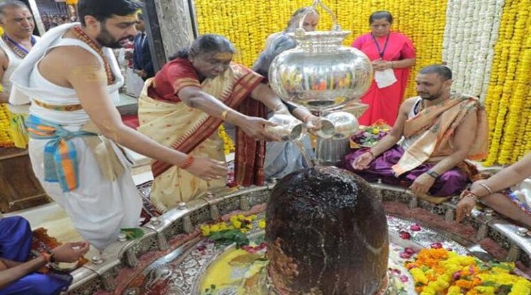 राष्ट्रपति श्रीमती द्रौपदी मुर्मु ने महाकाल मंदिर में दर्शन कर पूजन अर्चन किया 7 ujain