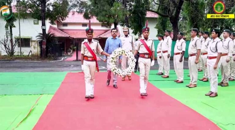 राष्ट्रीय वन शहीद दिवस कार्यक्रम वन विद्यालय बैतूल में आयोजित-वीर वन शहीदो को याद किया 11 van