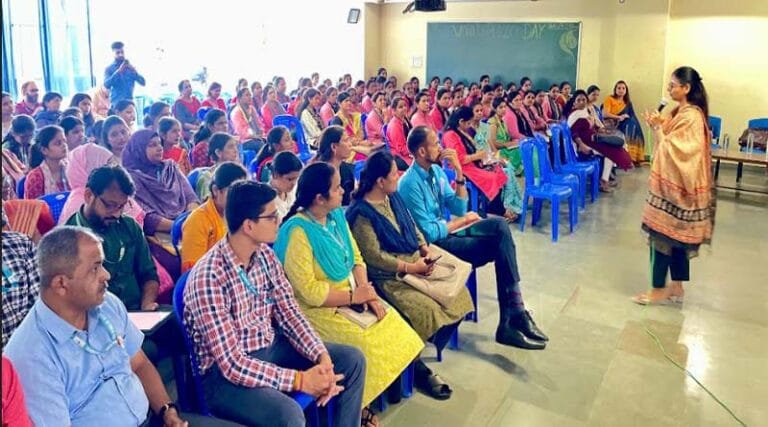 300 शिक्षक-शिक्षिकाओं को दी शैक्षणिक कार्याे में एआई के उपयोग की जानकारी 23 ai