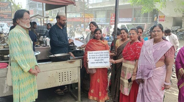 अटल सेना अटल नारी शक्ति नॉनवेज होटल के संचालकों से मिली नवरात्र में नॉनवेज का विक्रय नहीं करने का किया आग्रह 17 atal