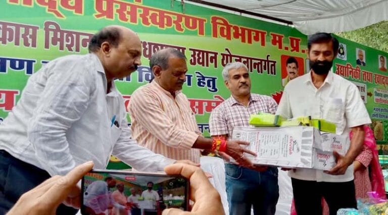 अमानक बीज देने वाली फर्मों पर होगी सख्त कार्रवाई – मंत्री श्री कुशवाह 12 bij