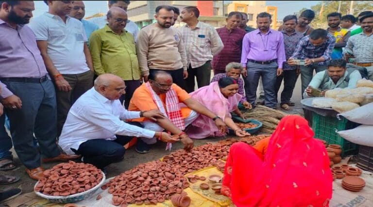 वोकल फॉर लोकल-केंद्रीय मंत्री-बैतूल विधायक नें स्थानीय कलाकारों से खरीदे दीपक ,मूर्तियां,पूजन सामग्री 16 byuro