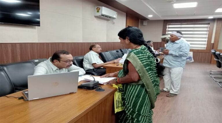 अपर कलेक्टर ने जनसुनवाई में सुनी नागरिकों की समस्याएं 1 cc