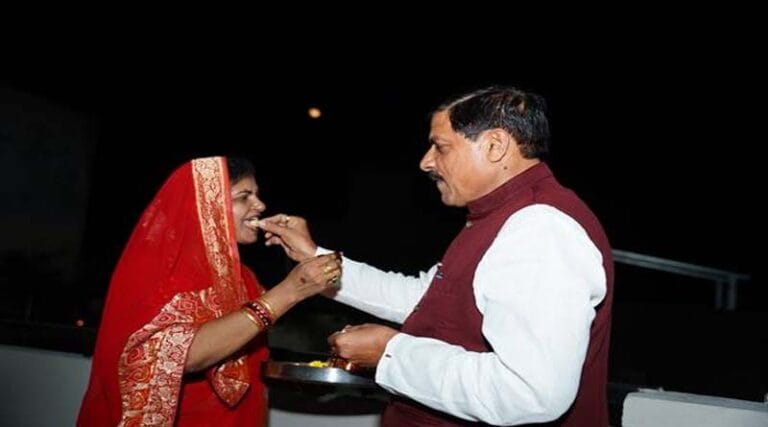 मुख्यमंत्री डॉ. यादव ने धर्मपत्नी के साथ उज्जैन में मनाया करवा चौथ पर्व 16 cm