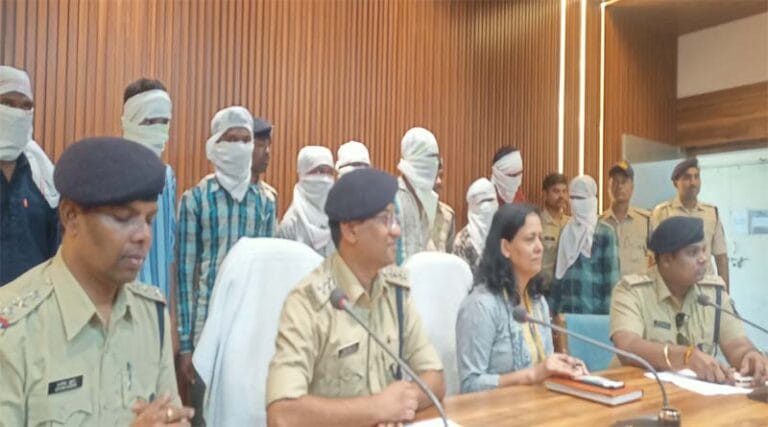 डकैती की घटना का पुलिस ने किया खुलासा - 9 आरोपियों सहित दो अवयस्क बालक गिरफ्तार 9 dakaiti