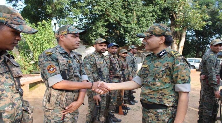 अचानक हॉकफोर्स कैम्प पहुंचे डी.जी.पी. 21 dgp