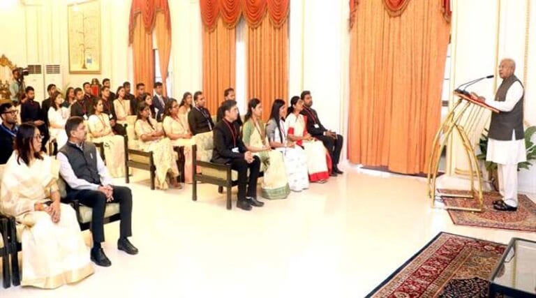 राज्यपाल से राजभवन में प्रशिक्षु डिप्टी कलेक्टरों ने की मुलाकात 24 dipty