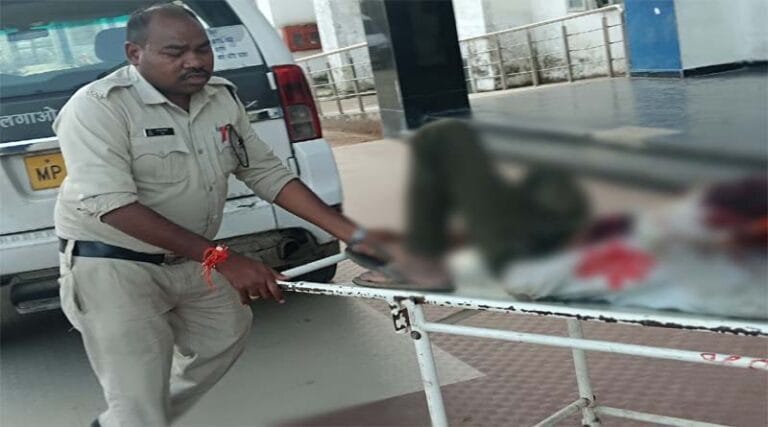 मोटर साइकिल दुर्घटना में घायल युवक को डायल-100 एफआरवी ने समय पर पहुंचाया अस्पताल 3 ghatna