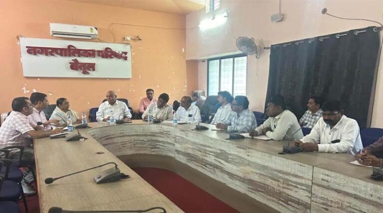 निर्माण कार्यो में लापरवाही बर्दाश्त नहीं - हेमंत खण्डेलवाल अतिक्रमण हटाने के बाद ही सड़क-नाली का करें निर्माण 27 hemant