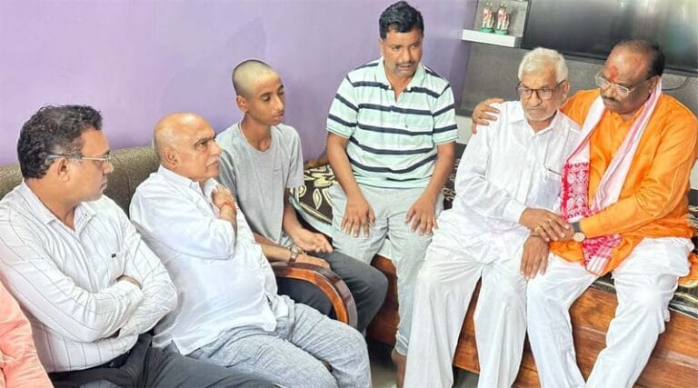 विधायक हेमंत खंडेलवाल ,केंद्रीय राज्य मंत्री दुर्गादास उइके एवं विधायक डॉ योगेश पंडाग्रे ने निवास पहुंच दी श्रद्धांजलि 18 ki