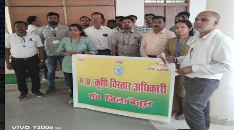 कृषि विस्तार अधिकारी संघ ने लंबित मांगों का जिला प्रशासन को सौंपा ज्ञापन 29 krushi
