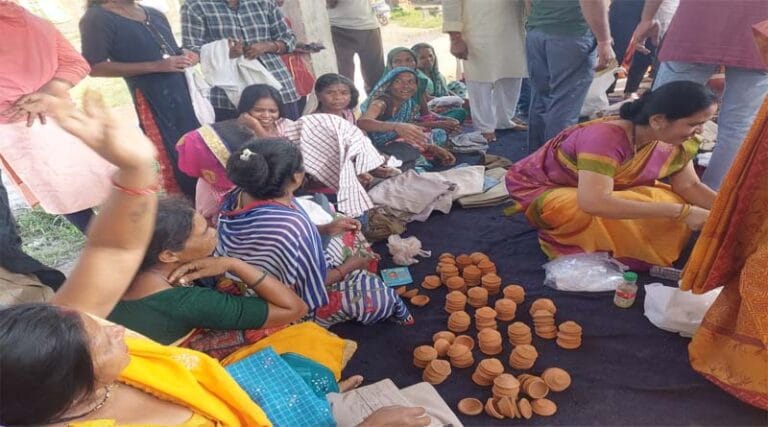 क्षत्रीय लोणारी कुनबी समाज सेवा संगठन ने नेकी की राह अभियान में जरुरतमंदो को कपड़े खिलौने पटाखे, दिया, तेल बाती आदि वितरित की 21 kunbi