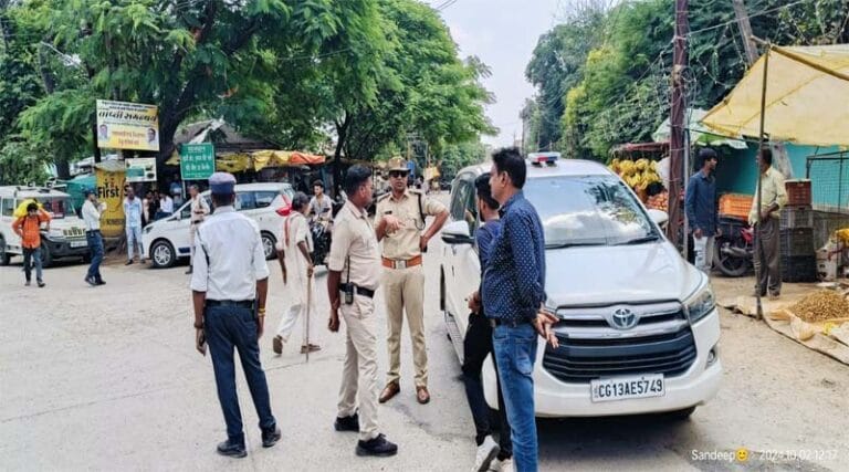 प्राइवेट कार पर अवैध लाल-नीली-सफ़ेद बत्ती लगाने पर कार्रवाई 3 lalk