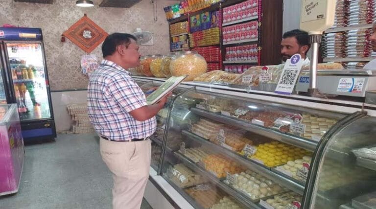 खाद्य विभाग ने लिए 24 सैंपल 11 mithai
