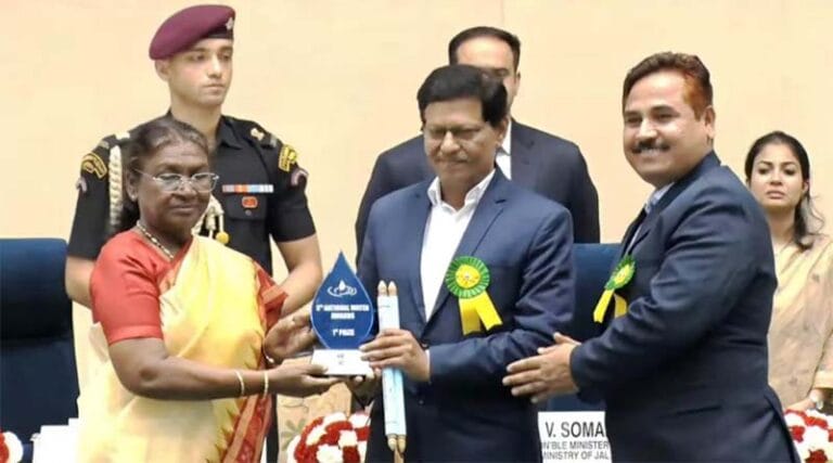 राष्ट्रपति श्रीमती द्रौपदी मुर्मु ने बाएफ अध्यक्ष को ट्रॉफी, प्रशस्ति पत्र से किया सम्मानित 5 mm