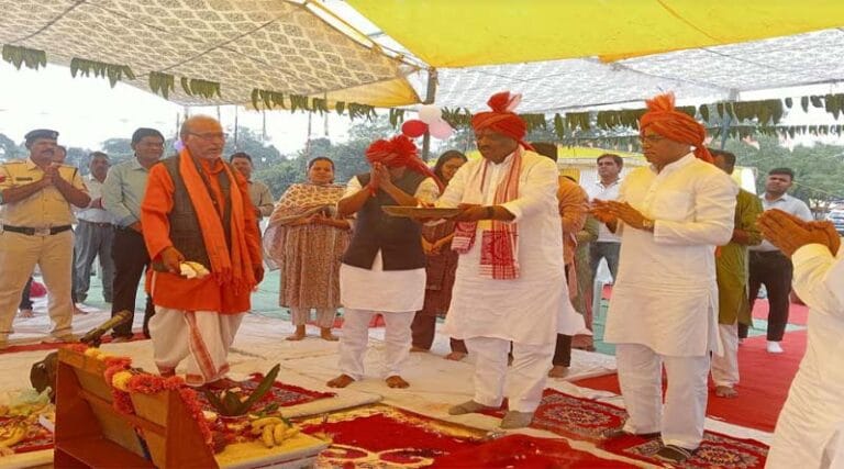 केंद्रीय राज्य मंत्री श्री दुर्गादास उईके ने पुलिस ग्राऊंड में किया शस्त्र पूजन 1 puja