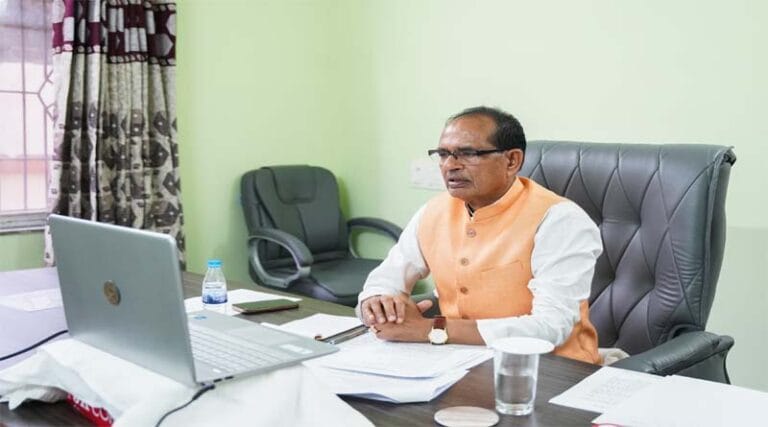 केंद्रीय मंत्री श्री शिवराज सिंह चौहान ने आज दिल्ली में प्रदूषण से होने वाली भयानक समस्या से निपटने के लिए एक महत्वपूर्ण बैठक की 21 shivraj