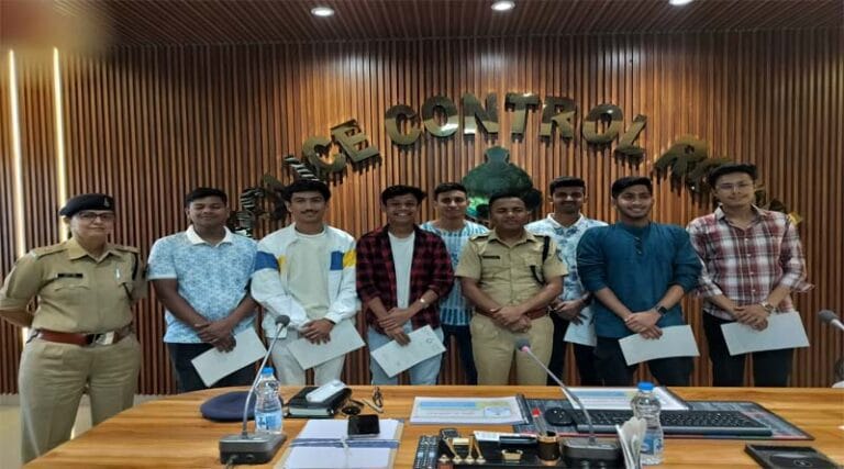 ट्राली पलटने की घटना में मददगार बने कालेज स्टूडेंट्स को पुलिस अधीक्षक ने प्रशंसा पत्र दे कर किया सम्मानित 3 students