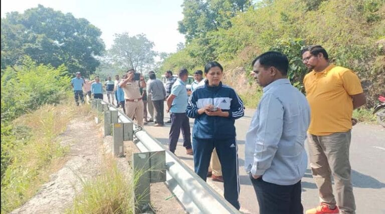 सड़क दुर्घटना में हुए घायलों से मिलने पहुंचे कलेक्टर 11 sury