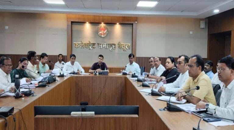 राजस्व प्रकरणों का समय सीमा में निराकरण करें -संभागायुक्त श्री तिवारी 14 tivari
