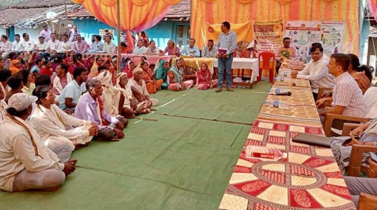 वनग्राम साकली की चौपाल में संभागायुक्त श्री तिवारी ने ग्रामीणों की समस्याएं सुनी 17 tiwari copy