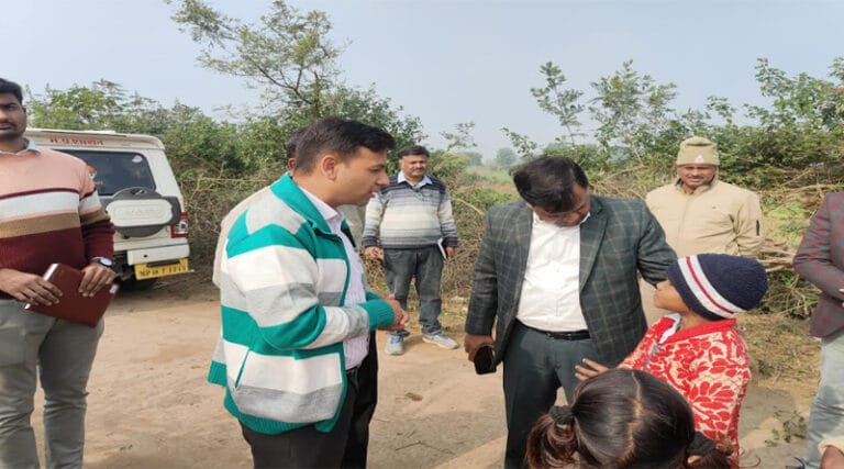संभागायुक्त श्री तिवारी ने शाहपुर के ग्रामों का भ्रमण कर टेल क्षेत्र में फसलों की स्थिति और सिंचाई व्यवस्था का लिया जायजा 7 kamishnar