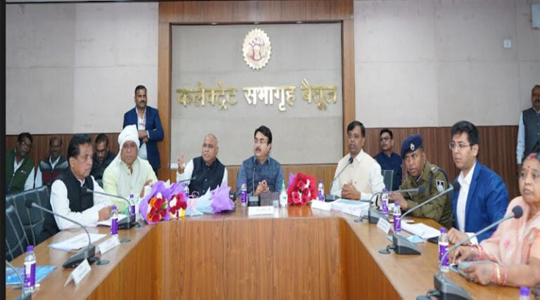 प्रभारी मंत्री श्री पटेल ने की विभिन्न योजनाओं एवं विकास कार्यों की विस्तृत समीक्षा 21 patel