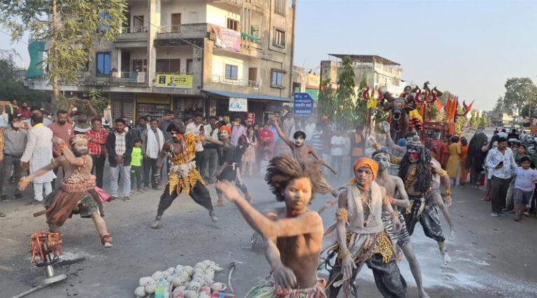 भव्य शोभायात्रा के साथ महाकाल को अर्पण किया विशाल त्रिशूल 8 trisjhul