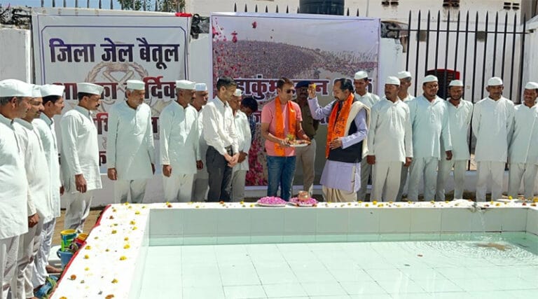 जिला जेल के बंदियों ने महाकुंभ के पानी से किया स्नान 15 jel